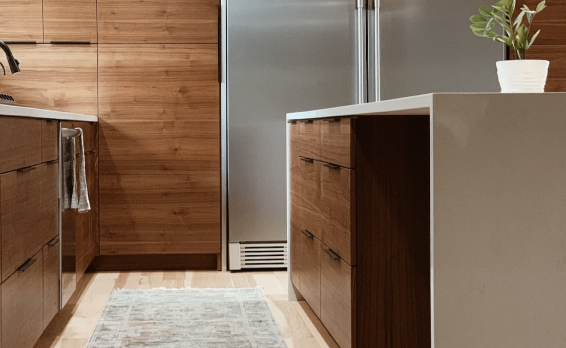 A wooden theme kitchen with beautiful cabinets